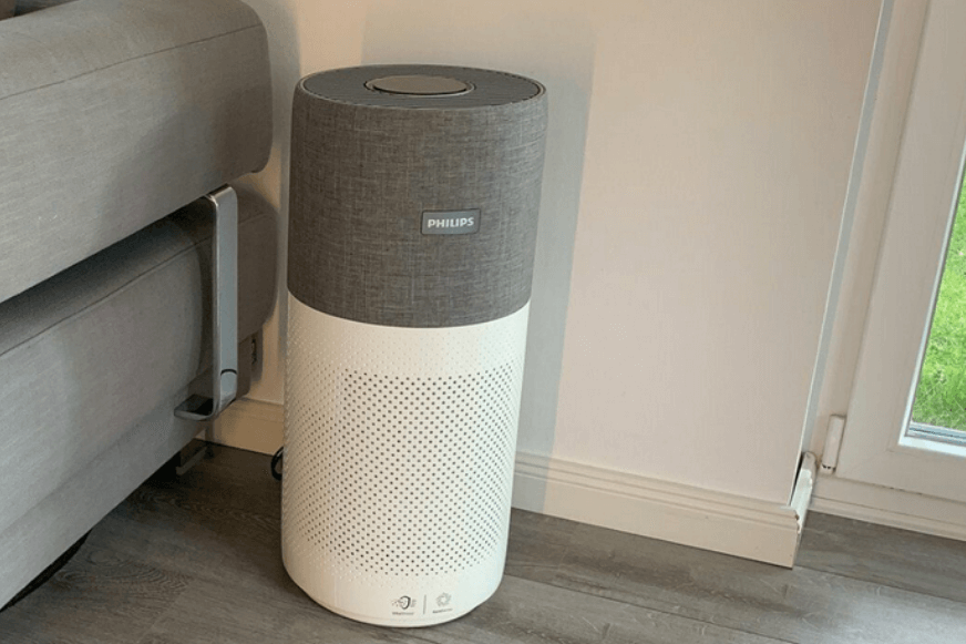 Der Philips AC4236/10 steht auf dem Boden neben einer Couch